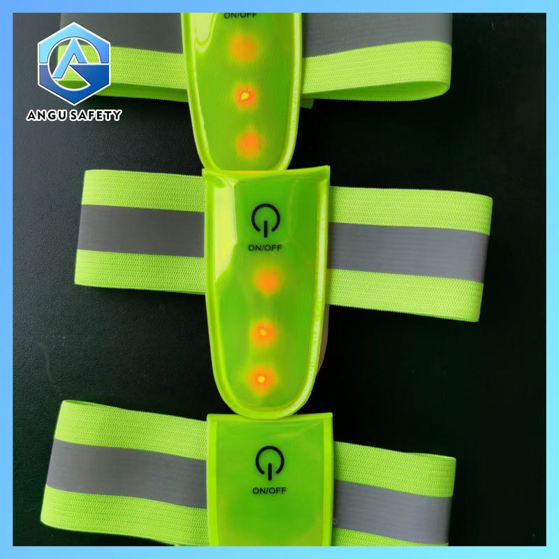 Lascia che la clip riflettente a LED della lampada da zaino illumini la tua linea di sicurezza sulla strada notturna!